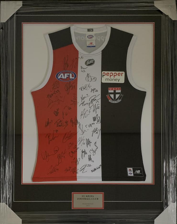 ST KILDA 2022 SQUAD SIGNED GUERNSEY FRAMED